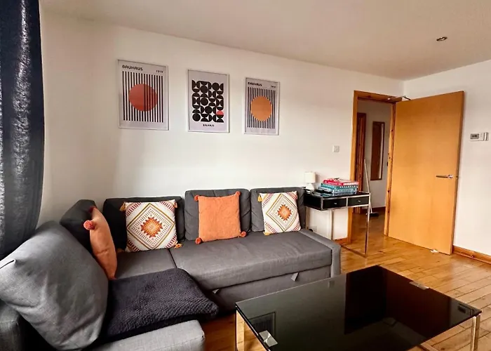 City Centre Apartment Next To Bus And Train Station