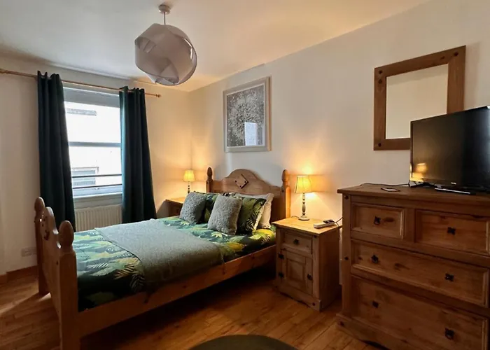 City Centre Apartment Next To Bus And Train Station